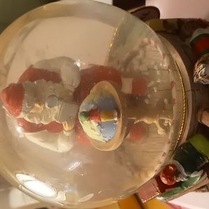 Christmas-Santa Snowglobe plays "We Wish You A Merry Christmas "